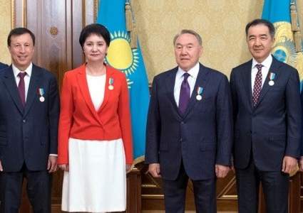 Юбилейную медаль «20 лет Астане» вручили Назарбаеву