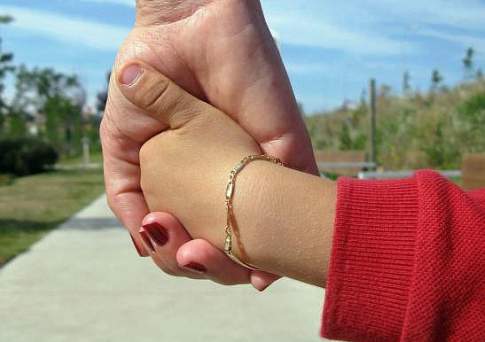 У казахстанских госорганов отсутствует информация о 237 усыновленных иностранцами детям