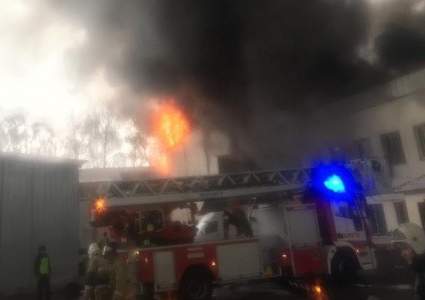 Крупный склад горит за алматинской «Барахолкой»