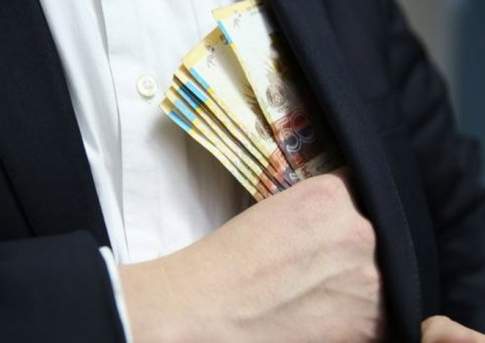 Присвоивший премии подчиненных на 3,5 млн тенге чиновник от юстиции избежал лишения свободы в ЗКО