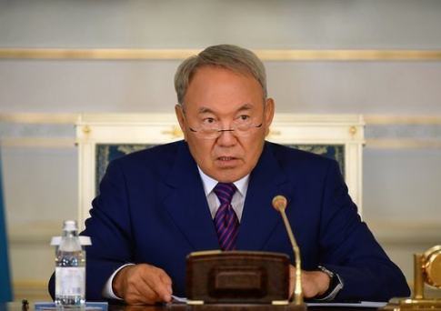 Назарбаев потребовал проконтролировать работу по очистке банков