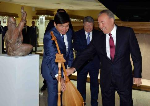 Нурсултан Назарбаев сыграл на домбре