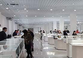 Назарбаев совершил покупку товаров отечественного производства в гипермаркете в Алматы