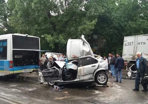 В Алматы пассажирский автобус протаранил 8 автомашин; пострадали 5 человек