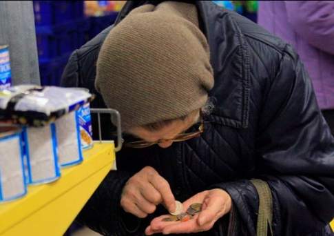 Александр Лукашенко распорядился повысить пенсии из-за роста цен