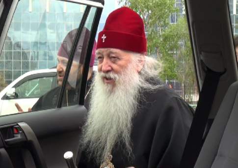 Аким Актюбинской области подарил автомобиль архиепископу Уральскому и Актюбинскому