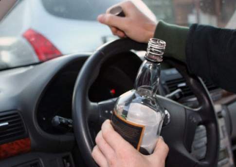 Пьяный полицейский на машине врезался в автостоянку в Аксу