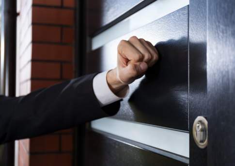 Казахстанским банкам запретили требовать от заемщика выплаты комиссий, начисленных в период работы с ним коллекторов