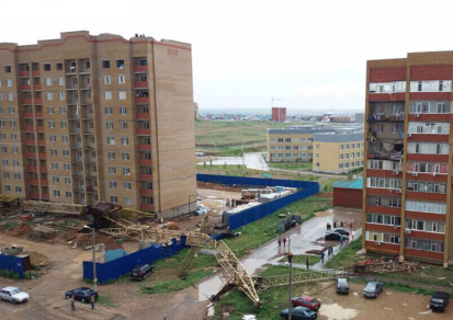 В Актобе из-за сильного ветра упали 2 башенных крана; поврежден жилой дом