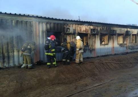 Двое погибли и четверо пострадали при пожаре в вахтовом городке для строителей недалеко от Атырау