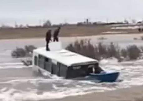 Автобус с детьми смыло с дороги в Акмолинской области (ВИДЕО)