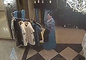 В Бишкеке воровка украла меховую шубу, спрятав ее под юбкой (ВИДЕО)