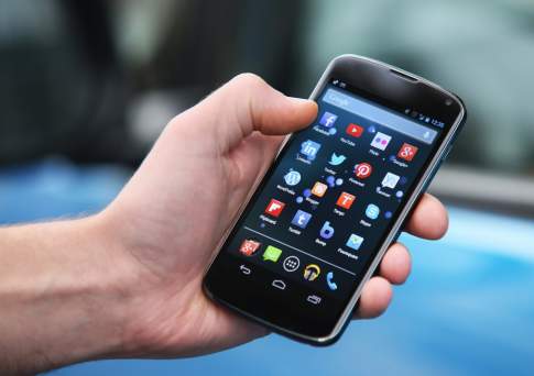 Сотрудникам госорганов Казахстана запретят пользоваться смартфонами