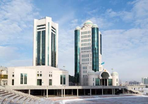 Парламент Казахстана принял поправки в Конституцию РК