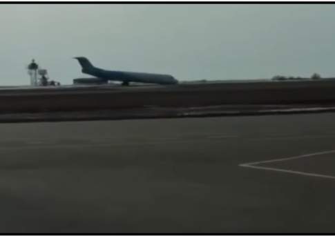 Очевидцы сняли видео приземления в Астане самолета без переднего шасси