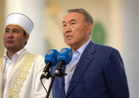 Назарбаев призвал казахстанцев выбирать в своей вере путь добра и милосердия и воспитывать в этом ключе подрастающее поколение