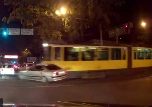В Сети появилось видео ДТП с участием трамвая в Алматы (ВИДЕО)