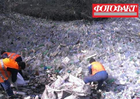 Коммунальные службы очищают русло реки Есентай в районе улицы Северное кольцо в Алматы