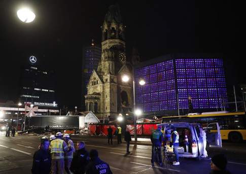 Трагедия в Берлине: грузовик протаранил толпу людей на рождественской ярмарке