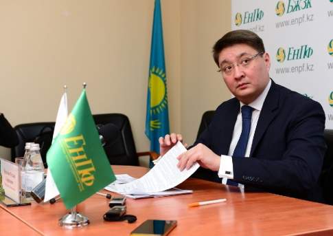В получении взятки в 700 тысяч долларов обвиняются экс-глава ЕНПФ Ерденаев и его заместитель
