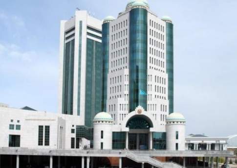 Парламент Казахстана принял поправки в ряд конституционных законов