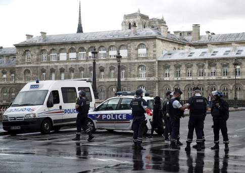 Парламент Франции продлил чрезвычайное положение в стране до 1 ноября