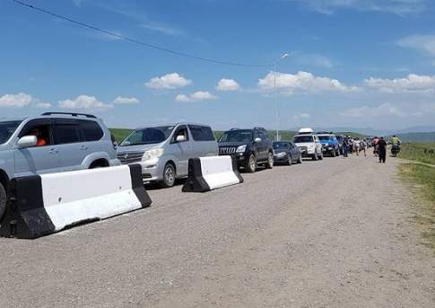 На казахстанско-кыргызской границе выстроилась огромная очередь из автомобилей