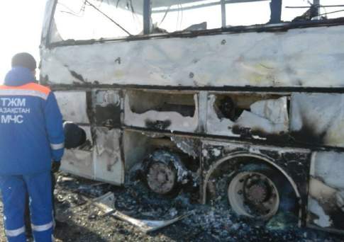 По 150 млн тенге за каждого погибшего требуют родные узбекистанцев, сгоревших в автобусе в Актюбинской области