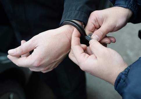 По подозрению в хранении и сбыте наркотиков задержаны сразу 6 сотрудников полиции в Алматинской области