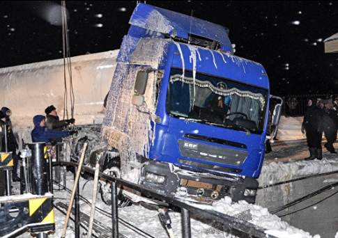 Бензовоз с горючим повис над рекой в Петропавловске