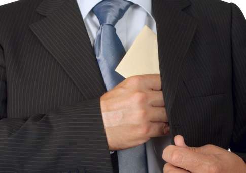 В получении крупной взятки подозревают задержанного ранее первого заместителя акима Мангистауской области