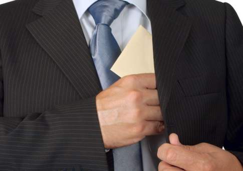 В получении взятки в размере 1,6 млн тенге подозревают судью в Акмолинской области