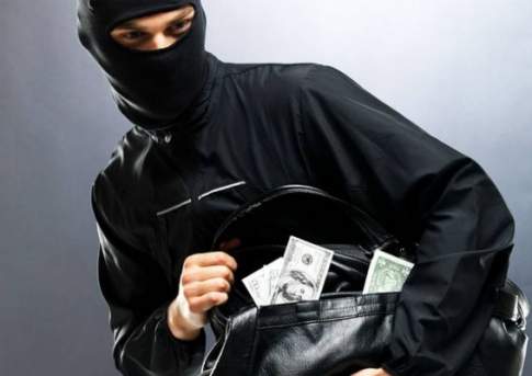 В Караганде полицейские разыскивают двух грабителей обменного пункта