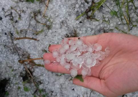 Штормовое предупреждение из-за грозы и возможного града объявлено в двух областях Казахстана