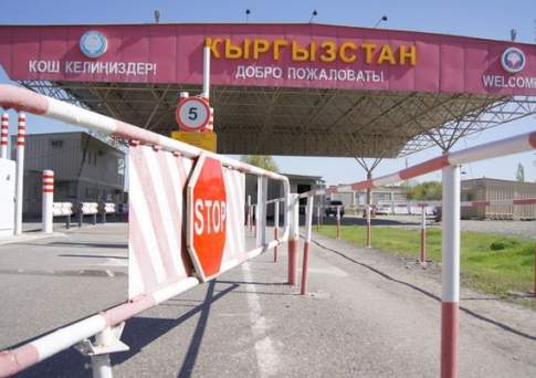 Скопление автомобилей на казахстанско-кыргызской границе связано с внедрением новой системы пропуска, заявили в погранслужбе КР