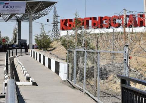 На казахстанско-кыргызской границе простаивают около 50 грузовых машин