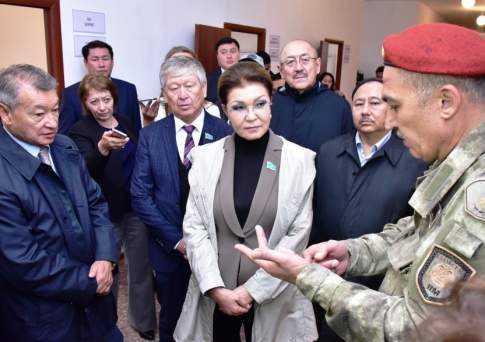 Дарига Назарбаева проверила, как живут и служат военные ВКО