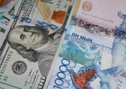 Курс продажи доллара США в обменниках Алматы повысился до 373 тенге, Астаны и Шымкента до 370 и 374 тенге