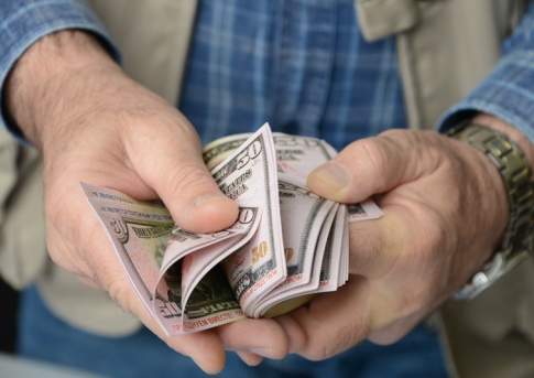 Депозиты казахстанцев за февраль снизились на 1,3%, а объем кредитования остался на прежнем уровне