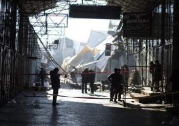 Двое казахстанцев пострадали при обрушении крыши на рынке "Дордой" в Бишкеке