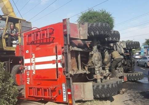 Направлявшаяся на вызов пожарная машина перевернулась в Алматы