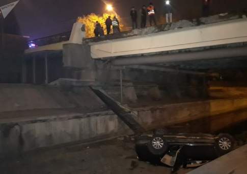 Автомобиль упал в реку в Алматы: серьезно пострадали четыре человека