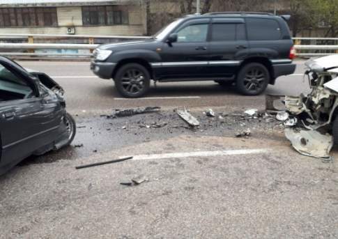 Четверо пострадали при лобовом столкновении двух легковых авто в Алматы