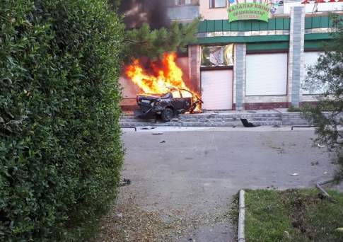 В Таразе автомобиль врезался в торговый дом; один человек погиб, двое пострадали