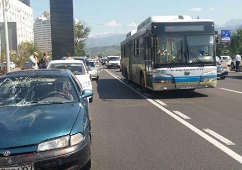 В Алматы иномарка сбила пожилую женщину; пострадавшая госпитализирована