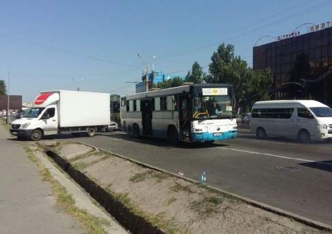 Около 10 человек пострадали в ДТП с участием грузовика и пассажирского автобуса в Алматы