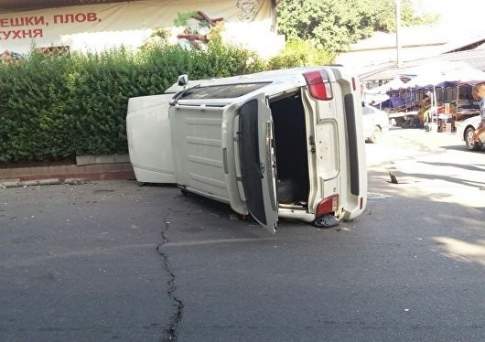 Три человека пострадали при столкновении внедорожника и легковушки в Алматы