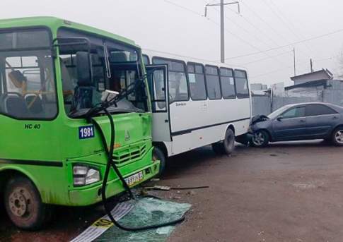 Девять человек пострадали при столкновении двух автобусов в Алматы