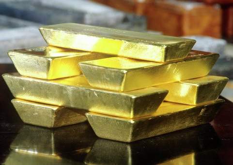 Стоимость золота снижается на фоне удорожания доллара