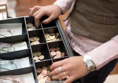 В Сарыагаше сотрудница букмекерской конторы инсценировала ограбление на 1,5 млн тенге